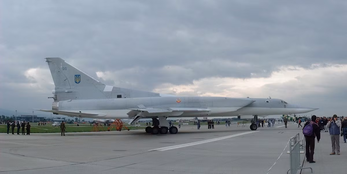 Vào thời điểm mới độc lập, Ukraine sở hữu kho vũ khí hạt nhân lớn thứ ba trên thế giới, một phi đội máy bay ném bom chiến lược siêu thanh liên lục địa ấn tượng và các nhà máy sản xuất hàng loạt hệ thống vũ khí tiên tiến.