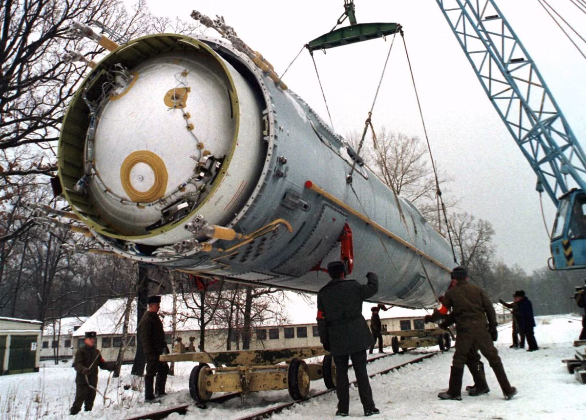 Trong thập niên 1990, Ukraine là nguồn cung cấp công nghệ quân sự tiên tiến giá rẻ hàng đầu cho Trung Quốc. Tuy nhiên những thay đổi về chính trị dẫn đến việc Kiev nhanh chóng rơi vào tầm ảnh hưởng của phương Tây, Mỹ gây áp lực đáng kể buộc họ từ bỏ các thương vụ có lợi nhất.