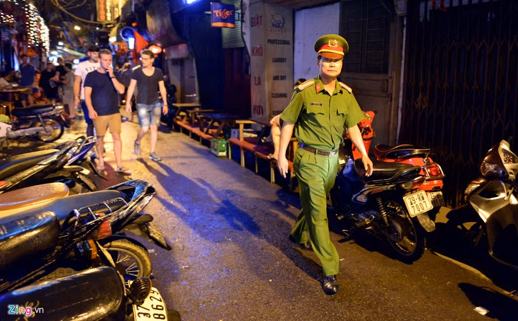 Trung tá Phạm Văn Hiển, Công an quận Hoàn Kiếm cho biết, lực lượng an ninh thường xuyên bám sát cơ sở những ngày đầu dỡ bỏ lệnh cấm để đảm bảo an toàn tuyệt đối trên địa bàn.