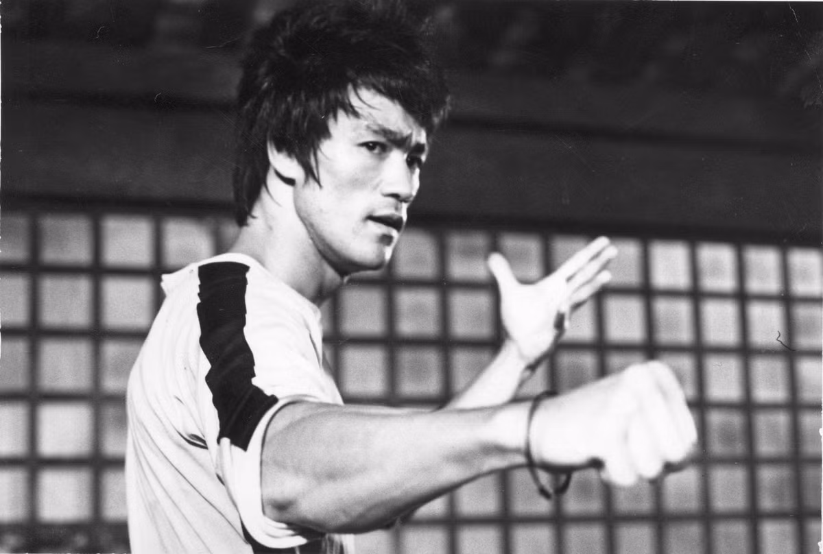 Năm 1958, ngôi sao võ thuật Lý Tiểu Long rời Seattle chỉ với 100 USD. Trong chuyến hành trình trên tàu du lịch tại Mỹ, Lý Tiểu Long đã dạy điệu nhảy cha cha cho hành khách ở khoang hạng nhất để kiếm tiền.