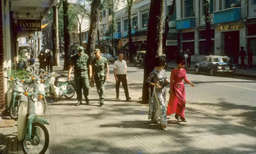  Phụ nữ Sài Gòn thướt tha, quyến rũ trong trang phục áo dài sải bước đầy tự tin khi di chuyển trên đường phố. Ảnh chụp tại Sài Gòn những năm 1960.