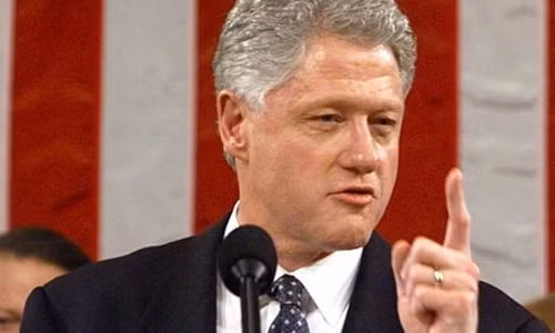 Cụ thể, hình ảnh Tổng thống Clinton bị hoen ố, giảm sút khá nhiều bởi các scandal ngoại tình với một số phụ nữ, trong đó nổi tiếng nhất là trường hợp với thực tập sinh Nhà Trắng Monica Lewinski. Bê bối tình ái cũng khiến hôn nhân của Tổng thống Clinton suýt nữa tan vỡ.