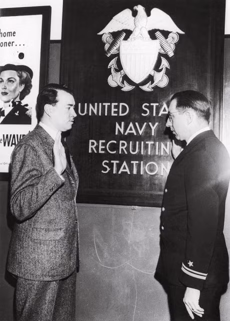 Tuy nhiên, do có quan hệ huyết thống với trùm phát xít Hitler nên công việc của Patrick Hitler không được thuận lợi. Trong Chiến tranh thế giới 2, Patrick Hitler (bên trái ảnh) từng phê phán người chú độc tài của mình và tình nguyện gia nhập lực lượng Hải quân Mỹ trong cuộc chiến chống lại trùm phát xít Hitler.