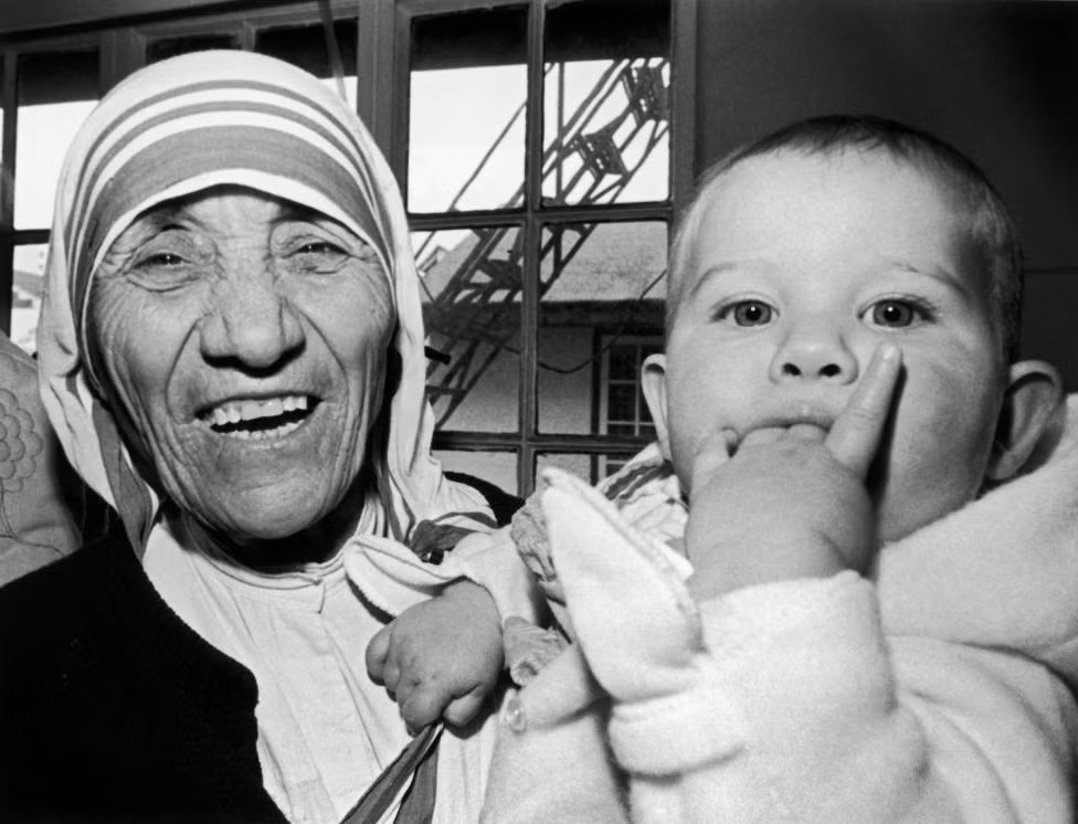 Năm 1979, Mẹ Teresa đoạt giải Nobel Hòa bình với những đóng góp to lớn dành cho người nghèo và các hoạt động nhân đạo khác.