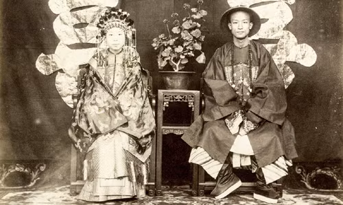 Thomas Child là một trong số khoảng 100 người sống tại Bắc Kinh cuối thời nhà Thanh. Ông đã chụp được khoảng 200 bức ảnh giá trị về triều đại cuối cùng ở Trung Quốc. Trong ảnh là đám cưới truyền thống của Zeng Jifen và Nie ji Gui. Zeng Jifen là con gái một quan chức có địa vị cao trong triều đại nhà Thanh.