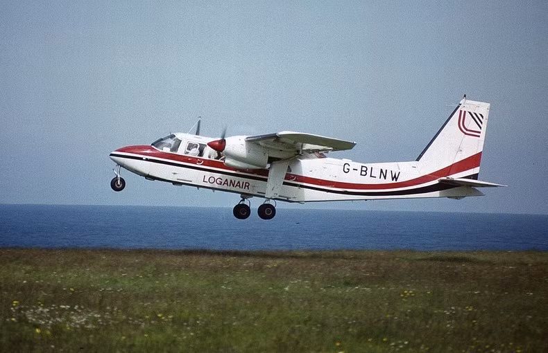 Chuyến bay đặc biệt mở ra 2 ngày/tuần cho những người muốn tới thăm Papa Westray và quay lại Orkney trong ngày nếu như không muốn ở lại trên đảo.