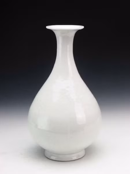 Bình cổ với nước men màu trắng tuyệt đẹp có niên đại vào thời hoàng đế Vĩnh Lạc (hay còn gọi Minh Thành Tổ - vị hoàng đế thứ 3 của nhà Minh).