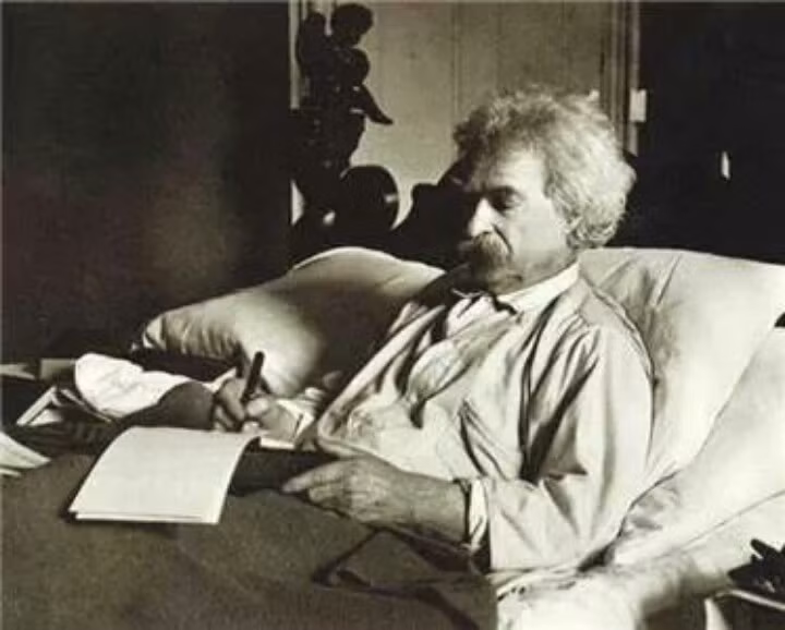 Cụ thể, vào năm 1909, nhà văn Mark Twain đã nói: "Tôi được sinh ra vào ngày sao chổi Halley xuất hiện năm 1835. Nó sẽ đến 1 lần nữa vào năm tới và tôi mong đợi được đi chơi với nó. Sự thất vọng lớn nhất của cuộc đời tôi là không được đi cùng sao chổi Halley". Quả thật, dự đoán của Mark Twain đã chính xác khi ông qua đời 1 ngày sau khi sao chổi Halley quét qua trái đất vào năm 1910.