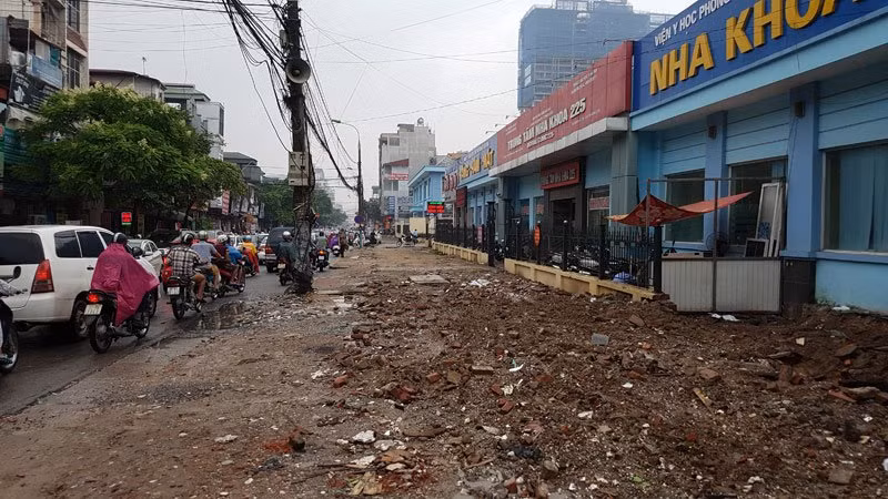 Thực trạng GPMB dự án đường Trường Chinh từ điểm giao Vương Thừa Vũ tới ngã tư Tôn Thất Tùng - Trường Chinh mới chỉ di dời được 1/2. Phần đất GPMB này trước đó là vỉa hè của đường Trường Chinh cũ. Ảnh: Kiên Trung.