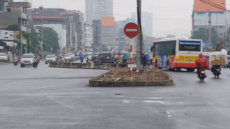 Điểm bắt đầu "ba lần cong" của đường Trường Chinh - vành đai 2 từ cầu qua sông Lừ, qua Viện Thú y và kéo dài tới ngã tư Vọng. Ảnh: Kiên Trung.