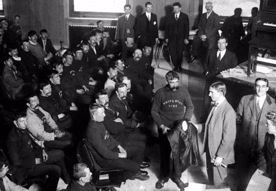 Những hành khách sống sót sau thảm họa chìm tàu Titanic được đưa tới thành phố New York.