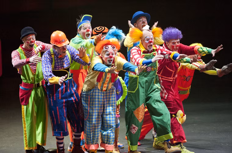 Hình ảnh chú hề thường được sử dụng trong văn hóa đại chúng, ví dụ như nhân vật Joker trong truyện tranh Người Dơi và bộ phim cùng tên.