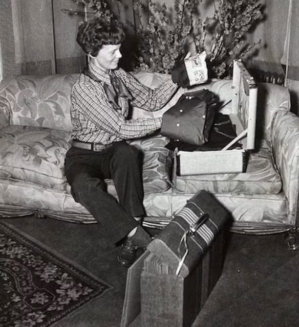 Nữ phi công Amelia Earhart chuẩn bị hành lý cho chuyến bay năm 1937. Đây là chuyến bay cuối cùng của Earhart bởi lẽ nữ phi công nổi tiếng thế giới này mất tích bí ẩn khi thực hiện chuyến hành trình trên.