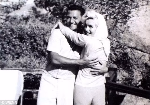 "Quả bom sex" Marilyn Monroe vui vẻ đến thăm Frank Sinatra và Buddy Greco dịp cuối tuần trước khi qua đời ngày 15/8/1962.