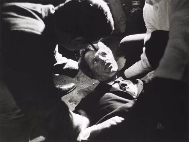 Hình ảnh chính trị gia Robert F. Kennedy ngay sau khi bị ám sát.