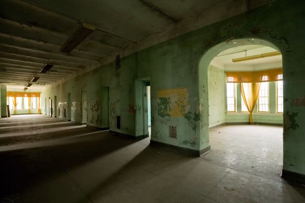 Bệnh viện Athens Lunatic Asylum ở thành phố Athens, bang Ohio từng là nơi điều trị bệnh nhân tâm thần từ năm 1874 - 1993. Sau khi đóng cửa, bệnh viện này trở thành trung tâm của nhiều câu chuyện ma quái vô cùng rùng rợn.