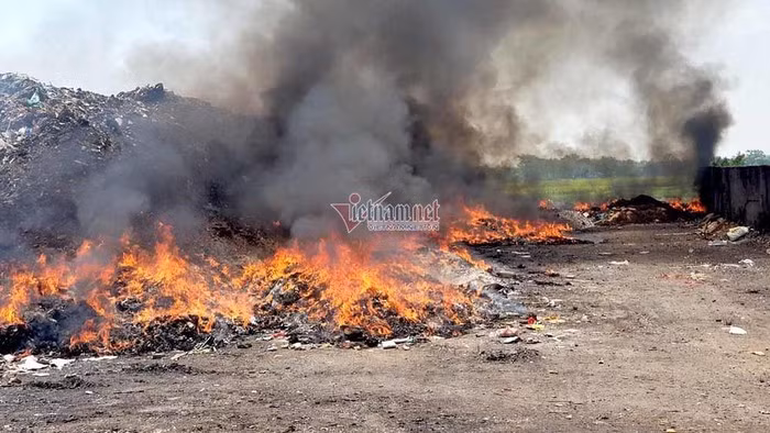 “Người dân ở đây mua trộm dây truyền dịch, việc mua bán này thực hiện lén lút, qua mắt cơ quan chức năng”, ông Phán nói. Chủ tịch UBND xã Yên Đồng Nguyễn Khắc Tạo cho biết, xã chưa hay biết về sự tồn tại của đống rác thải y tế trên. Theo ông Tạo, bãi rác thôn Đông Mẫu được hình thành hơn 10 năm nay, từ khi xã thành lập. Nơi đây tập kết toàn bộ rác thải sinh hoạt của thôn và xử lý bằng phương pháp đốt. Chánh văn phòng huyện Yên Lạc Vũ Văn Thanh tiếp nhận thông tin và cho hay, đến thời điểm này, UBND huyện chưa có phản hồi gì về đống rác thải y tế kể trên.