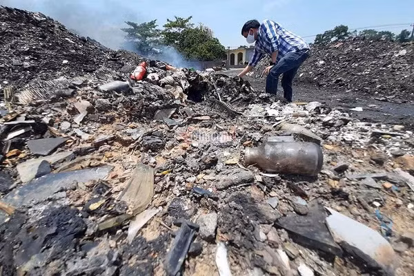 Tại bãi rác dân sinh ở thôn Đông Mẫu, xã Yên Đồng ngày 21/5, một lượng lớn rác thải y tế được tập kết. Rác thải y tế gồm bông, gạc, dây truyền dịch, xilanh được chất thành đống lớn đang chuẩn bị được đốt lẫn với rác thải sinh hoạt. Chỉ với một thao tác xới lớp mỏng trên bề mặt bãi rác này, ngồn ngộn rác thải y tế lộ ra, có nhiều dây truyền dịch đã cháy dở. Nhiều dây vẫn còn dịch đỏ khiến người chứng kiến giật mình.