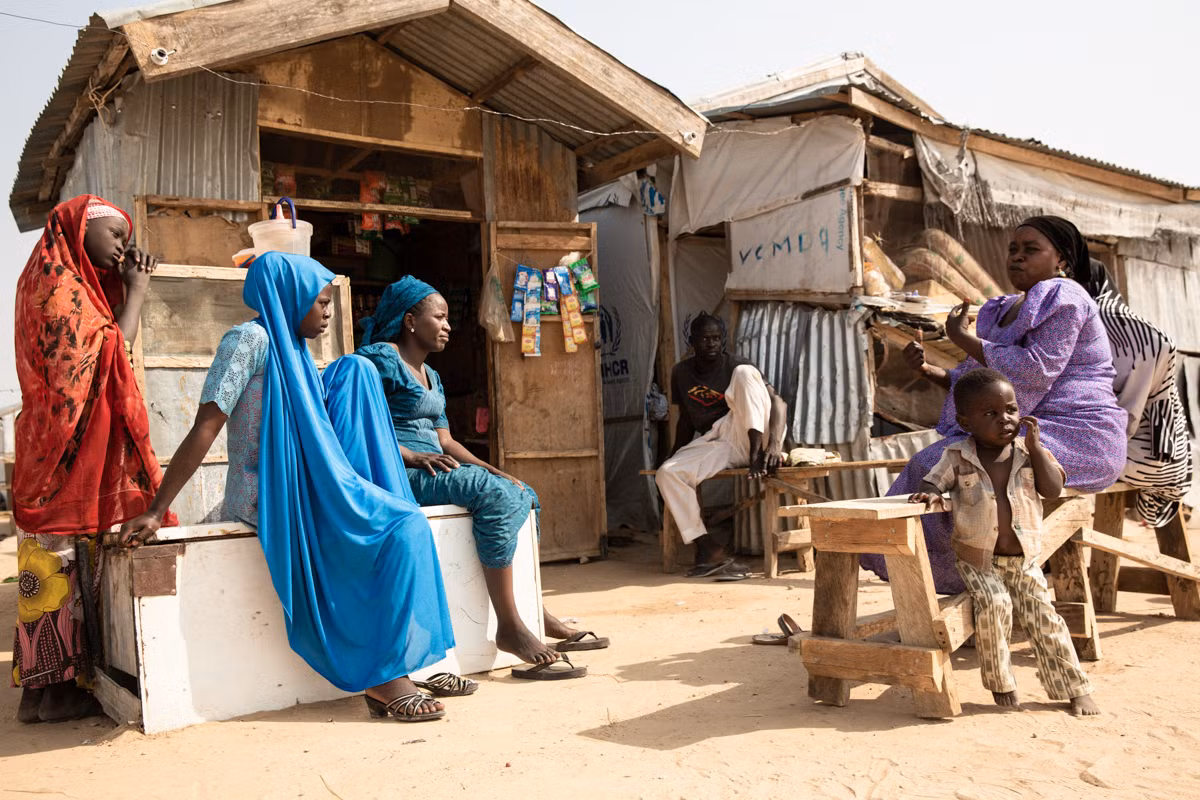 Dai dich COVID-19 de doa “nhung nguoi cung kho” o Nigeria-Hinh-7
