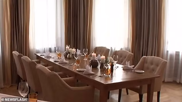 Một bàn ăn trong phòng được bày biện đẹp mắt. Mời độc giả xem thêm video: Cách nhận biết người có biểu hiện nhiễm virus corona (Nguồn video: VTC1)