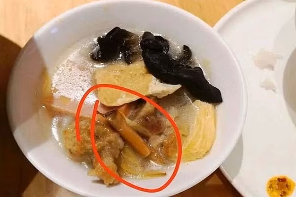 Buc xuc dau bep nho nuoc bot vao do an cua thuc khach