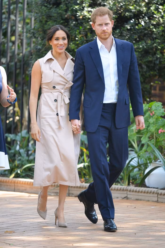 Tuy nhiên, sau khi Harry và Markle tuyên bố sẽ rút khỏi Quỹ Hoàng gia - quỹ từ thiện chung của bốn người - vào tháng 6/2019, người ta không thấy hai cặp đôi Hoàng gia này chụp ảnh chung trong nhiều tháng.