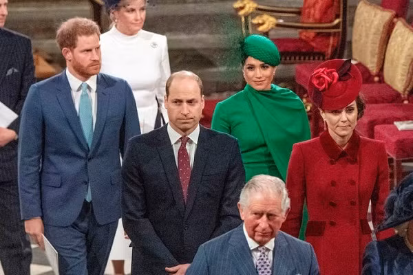 Từ ngày 31/3/2020, Hoàng tử Harry và vợ, Công nương Meghan, chính thức không còn là thành viên trong gia đình Hoàng gia Anh. Trong sự kiện cuối cùng tham dự với tư cách là thành viên Hoàng gia Anh vào tháng 3/2020, Hoàng tử Harry dường như không nói chuyện hay nhìn về phía anh trai William. Mời độc giả xem thêm video: Bốn thế hệ Hoàng gia Anh cùng chụp ảnh sau 120 năm (Nguồn video: VTC14)