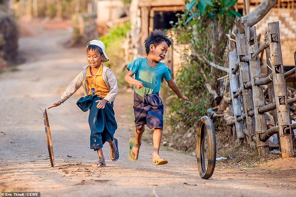 Ở Kalaw, Myanmar, Eric Tkindt bắt gặp hình ảnh hai bé trai phấn khích khi chơi cùng những chiếc lốp xe nhỏ trên đường.