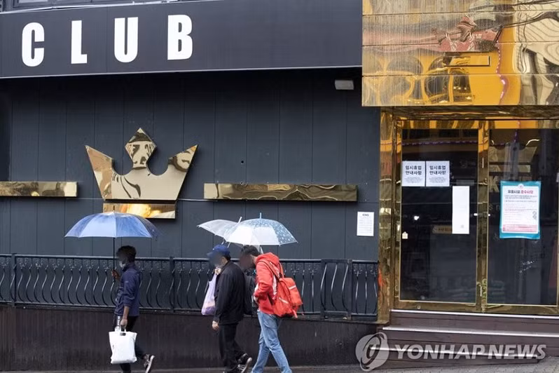 Được biết, người đàn ông mang mầm bệnh nói trên đã ghé thăm 5 quán bar ở Itaewon trong khoảng thời gian từ đêm 1/5 đến rạng sáng 2/5. Ảnh: Yonhap.