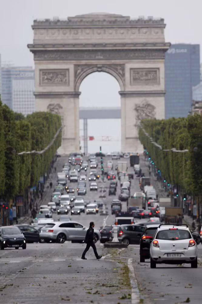 Đường phố ở Paris bắt đầu đông đúc xe cộ, nhưng không có báo cáo về tình trạng ách tắc giao thông. Nhiều người đã sử dụng xe đạp để di chuyển.