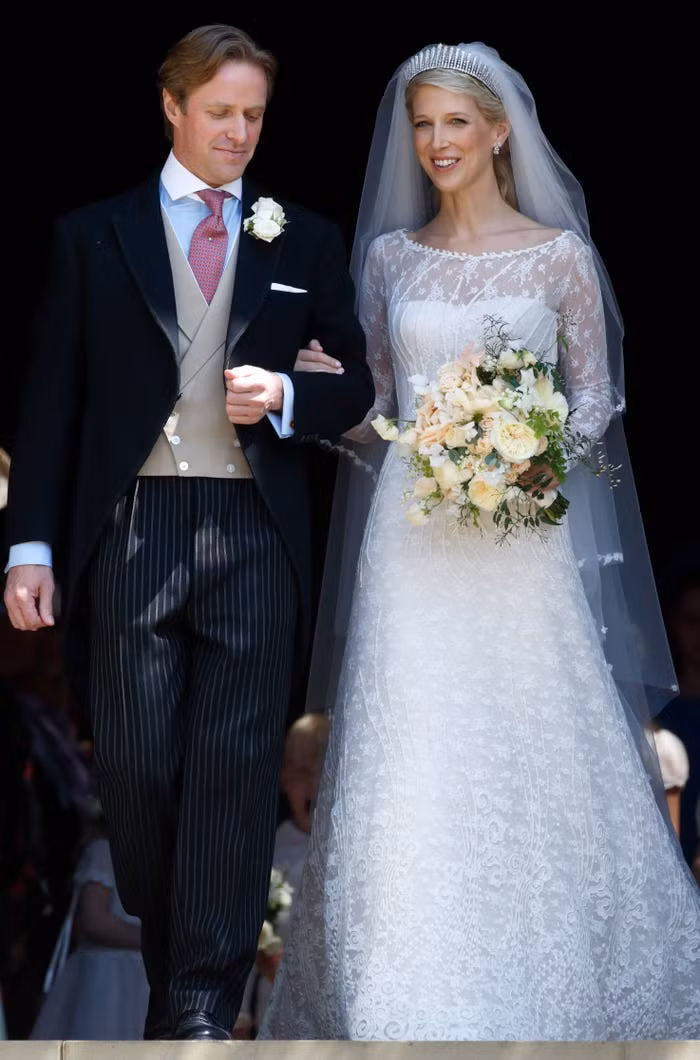 Lady Gabriella Windsor, một thành viên của Hoàng gia Anh, kết hôn với chú rể Thomas Kingston tại nhà nguyện St.George vào năm 2019. Khi đó, cô dâu diện chiếc váy cưới do Luisa Beccaria thiết kế.