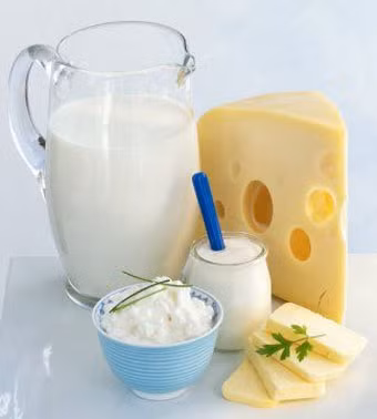 Sữa: Hãy thêm sữa và các chế phẩm từ sữa vào thực đơn hàng ngày để cung cấp protein cho cơ thể. Bạn có thể dùng sữa tách béo để hạn chế chất béo. Bên cạnh đó, nên uống sữa không đường để đề phòng nguy cơ bị tiểu đường.