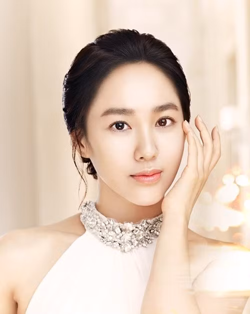 Park Joo Mi được mệnh danh là nữ hoàng nhan sắc bởi gương mặt trẻ trung như gái 20 dù cô đã 43 tuổi.