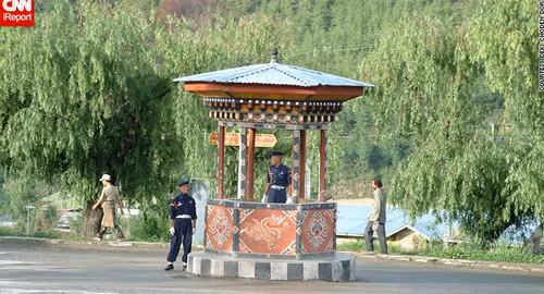 Thủ đô Thimphu của Bhutan là thủ đô duy nhất trên thế giới không có đèn giao thông mà thay vào đó là sử dụng các sĩ quan cảnh sát để điều khiển giao thông.