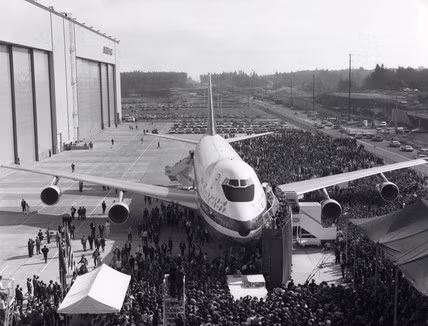 Vào ngày 30/9/1968, Boeing 747 còn được gọi với biệt danh "Jumbo Jet" lần đầu tiên được giới thiệu với công chúng. Vào thời điểm đó, Boeing 747 trở thành máy bay chở khách lớn nhất thế giới khi có 374 chỗ ngồi và nặng 300 tấn.
