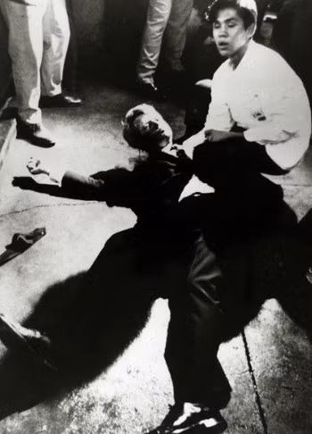 Thượng nghị sĩ Robert F. Kennedy, em trai Tổng thống John F. Kennedy, bị ám sát khi đang trong một chiến dịch tranh cử ở Los Angeles ngày 5/6/1968. Ngay sau đó, thượng nghị sĩ Kennedy được đưa đến bệnh viện và trải qua cuộc phẫu thuật não. Tuy nhiên, 26 giờ sau cuộc ám sát, ông Kennedy qua đời ở tuổi 42.
