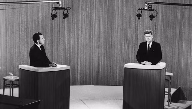 Năm 1960, hai ứng cử viên tổng thống là John F. Kennedy (phải) và Richard Nixon đã có cuộc tranh luận công khai đầu tiên trực tiếp qua tivi trong cuộc chạy đua vào Nhà Trắng.
