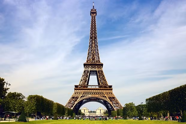 Trong Chiến tranh thế giới 1, tháp Eiffel đóng vai trò quan trọng, đặc biệt là trong trận Marne năm 1914. Vào thời điểm đó, khi đứng từ đỉnh tháp Eiffel, người ta có thể gửi tín hiệu chỉ đạo quân đội Pháp từ nơi tiền tuyến. Đến năm 1915, tháp Eiffel là công trình nhân tạo cao nhất thế giới và giữ vững kỷ lục này cho đến năm 1930.