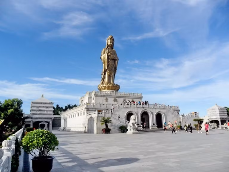 Phổ Đà Sơn là một trong những ngọn núi Phật giáo lớn nhất ở Trung Quốc. Nơi đây được cho là nơi đầu tiên mà Quan Âm Bồ Tát phổ độ chúng sinh. Chính vì vậy, hàng ngàn Phật tử đã đến Phổ Đà sơn để dâng hương và cầu nguyện trong Tết Âm lịch.