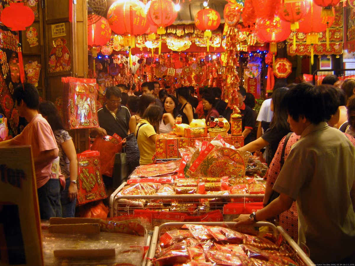 Theo ước tính, người dân Trung Quốc chi khoảng 100 tỷ USD cho việc mua sắm dịp Tết Âm lịch năm 2014, cao gấp 2 lần số tiền mà người dân Mỹ chi tiêu trong dịp Lễ Tạ ơn.