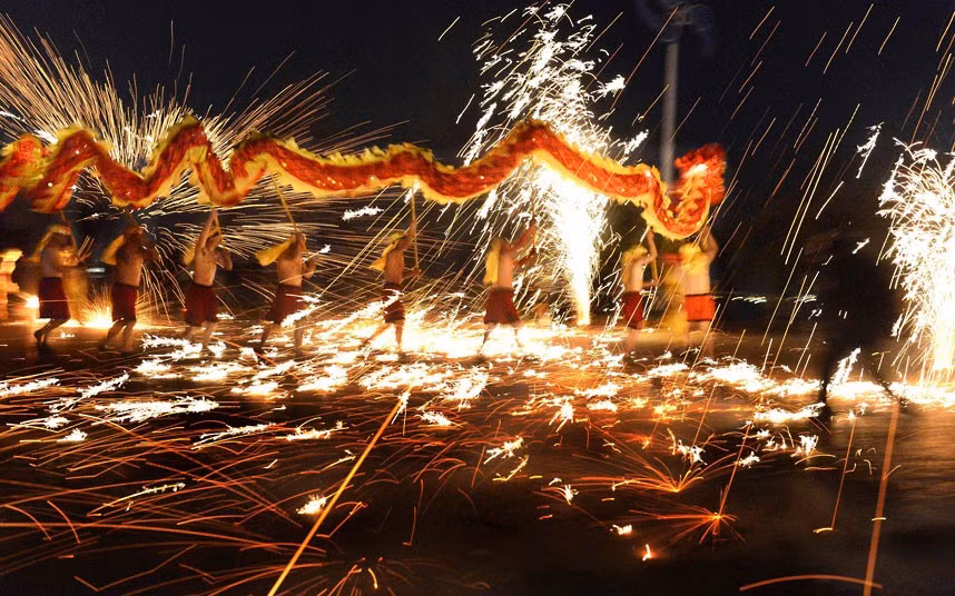 Trước đây, vào thời khắc giao thừa, người dân có thể đốt pháo đón thần. Đốt pháo hoa được cho là giúp đẩy lùi những linh hồn xấu xa và đem lại may mắn. Đặc biệt, tối ngày 30 còn gọi là là “trừ tịch” và người dân thường thức để đón mừng năm mới.