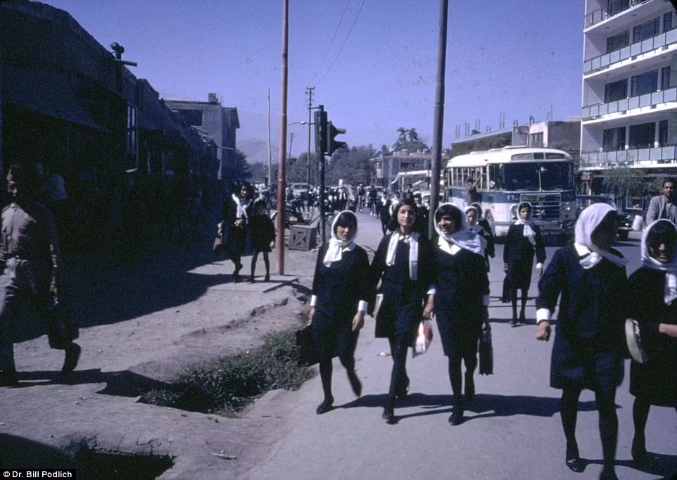 Những cô gái trẻ Afghanistan trên đường trở về nhà từ trường học. Vào những năm 1960, phụ nữ Afghanistan có thể theo học bậc cao đẳng, đại học như nam giới.