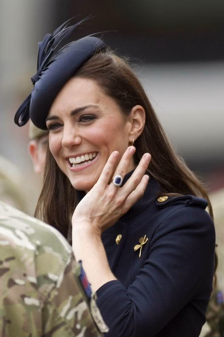 Công nương Diana và Thái tử Charles đã chọn nhẫn đính hôn từ bộ sưu tập trang sức Hoàng gia Garrard vào tháng 2/1981. Chiếc nhẫn đã được trao cho Hoàng tử Harry sau khi phu nhân Diana qua đời, và cuối cùng ông đã trao nó cho lại cho con trai mình là Hoàng tử William. Sau đó, Hoàng tử William dùng chiếc nhẫn đó để cầu hôn Công nương Kate.