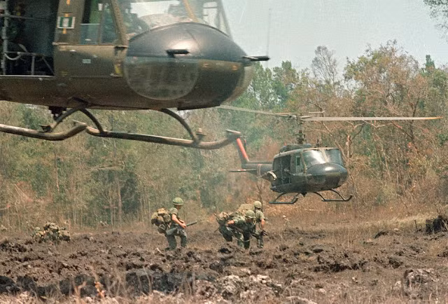 Ảnh chụp lính Mỹ trong cuộc hành quân lớn mang tên “Kẻ nghiền nát” (Masher) ngày 7/5/1966.