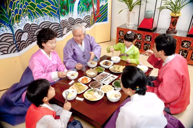 Cuối cùng là nghi lễ Sebaedon. Theo đó, sau khi chúc thọ người lớn tuổi, những người trẻ tuổi sẽ được người bề trên cho tiền mừng tuổi. Tiền mừng tuổi này đại diện cho lời chúc của người lớn trong nhà dành cho thế hệ trẻ sẽ có cuộc sống thành công.