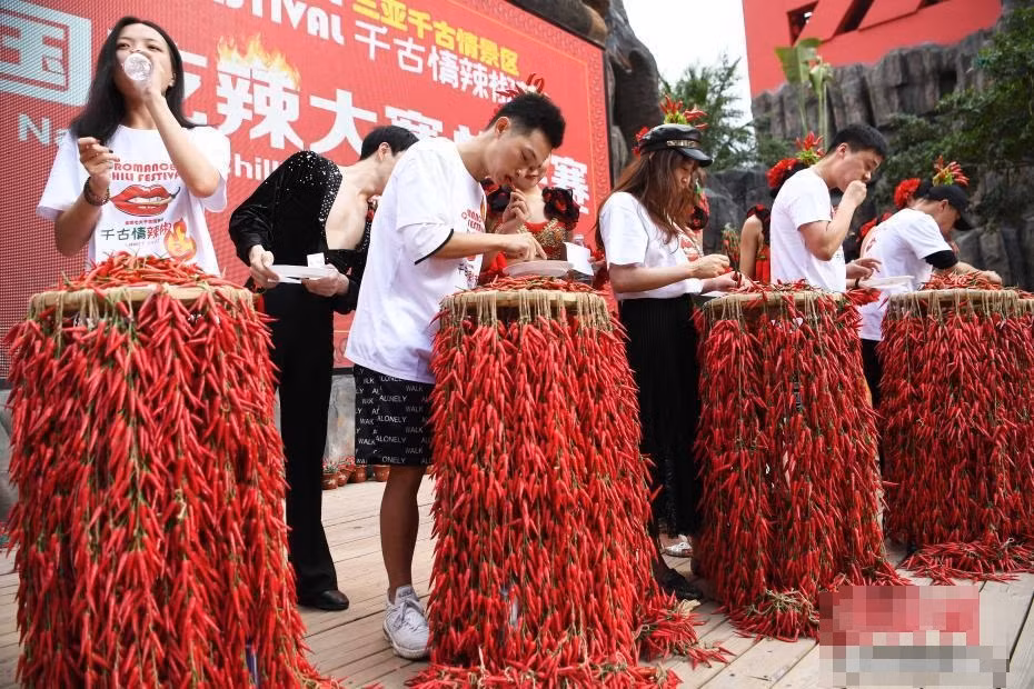 Nong bung nguoi voi cuoc thi an ot chi thien sieu cay
