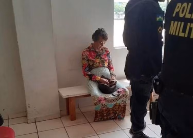 Thanh niên giả dạng làm mẹ mình vì lý do kỳ quặc - Hình 2 Thanh nien gia dang lam me minh vi ly do ky quac-Hinh-2
