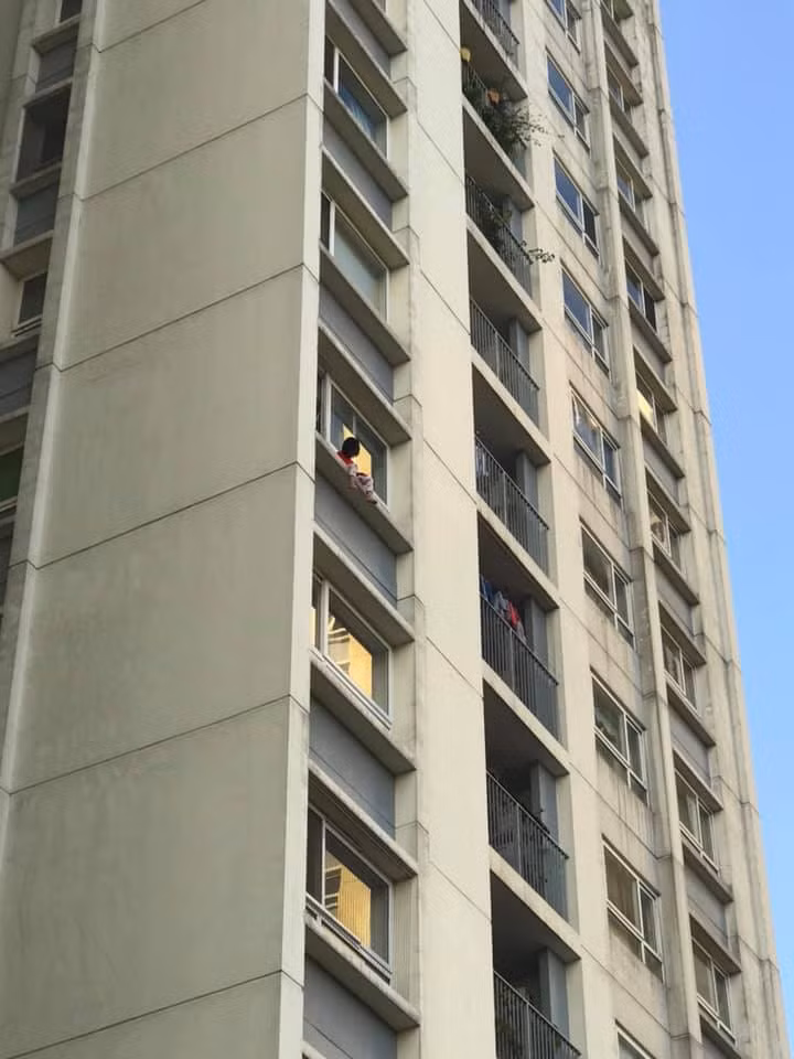 Giai cuu be gai ngoi ban cong tang 6 CC Ecopark gao khoc 