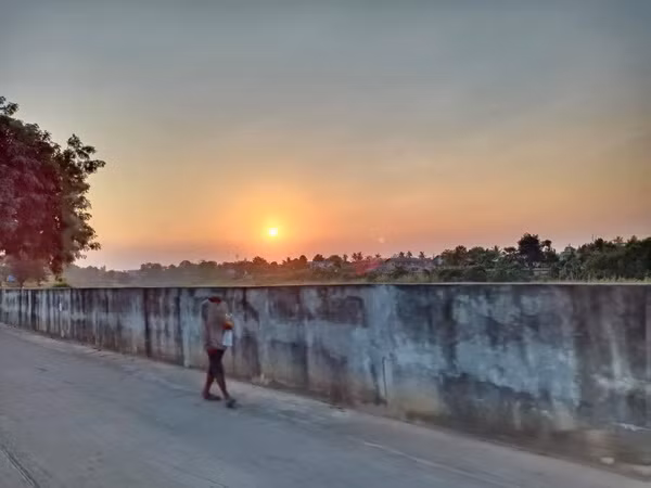 Háo hức chụp ảnh hoàng hôn, nhìn lại phát hiện điều kinh dị Hao huc chup anh hoang hon, nhin lai phat hien dieu kinh di