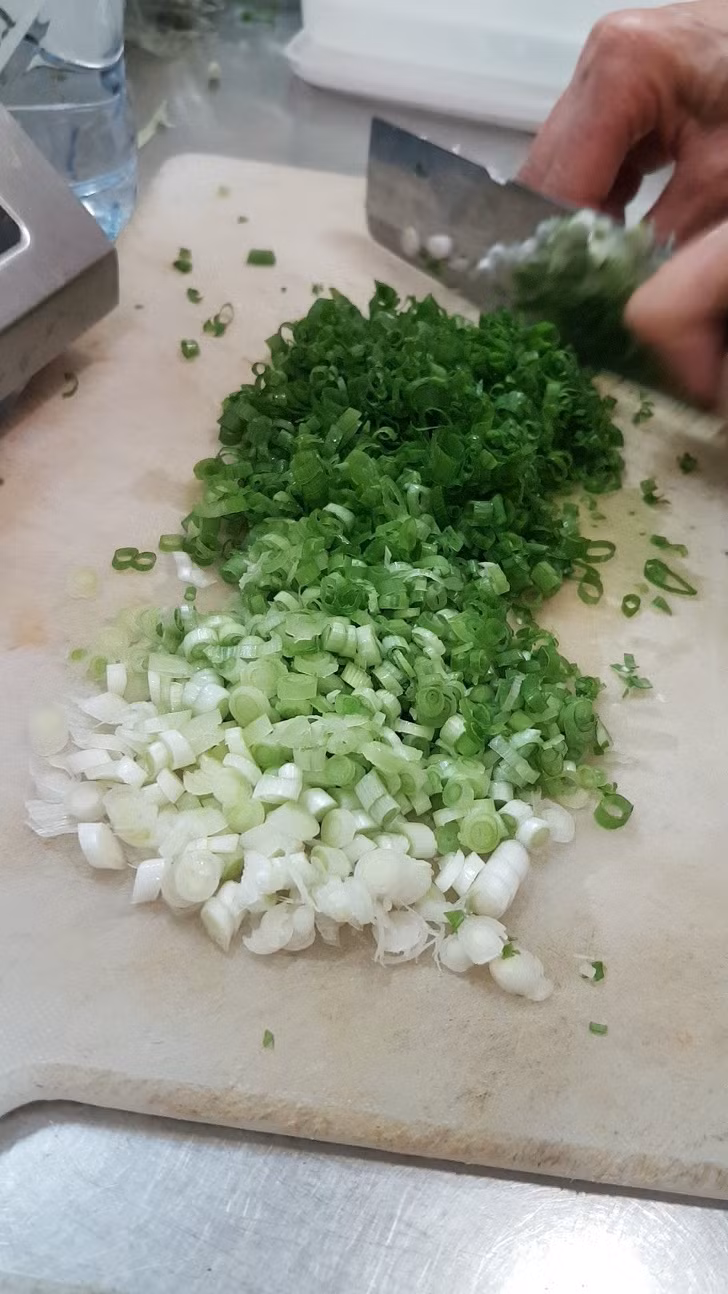 Những khúc hành nằm bên nhau hệt như một dải màu ombre xanh lá tuyệt sắc.